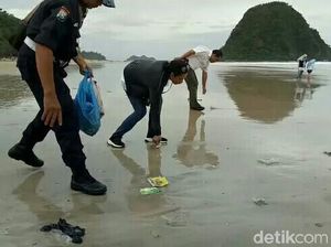 Menteri BUMN Bersih-bersih Sampah Pantai Pulau Merah Banyuwangi