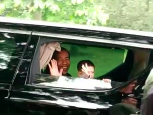 Tingkah Gemas Cucu Jokowi Saat Naik Mobil Alphard