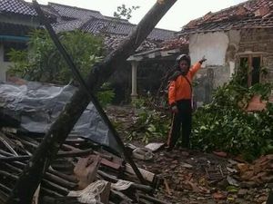 Video Mencekamnya Terjangan Puting Beliung di Cirebon