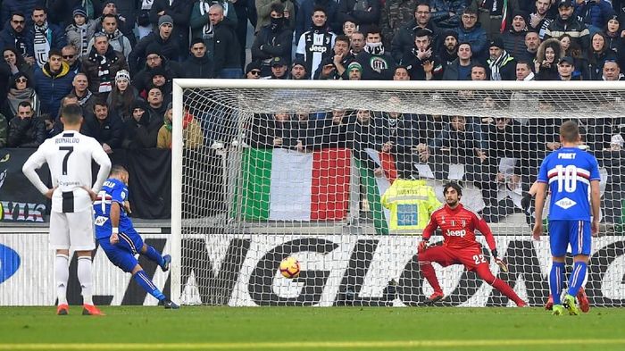 Massimiliano Allegri menilai dua penalti di laga Juventus vs Sampdoria tidak layak. (Foto: Massimo Pinca/Reuters) Massimiliano Allegri menilai dua penalti di laga Juventus vs Sampdoria tidak layak. (Foto: Massimo Pinca/Reuters)