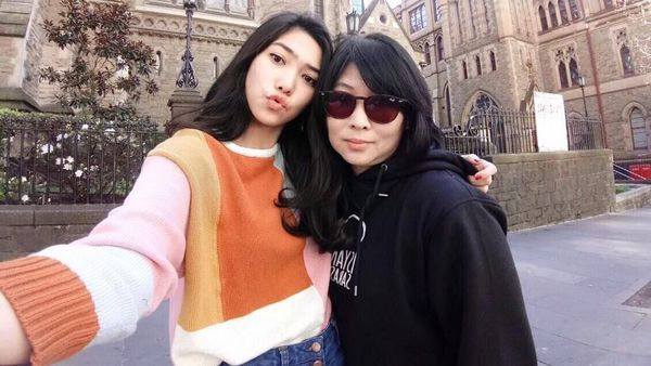 10 Potret Ibunda Isyana Sarasvati, Nggak Kalah Cantik dari Anaknya