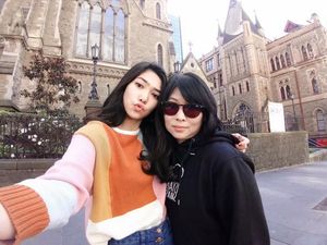 10 Potret Ibunda Isyana Sarasvati, Nggak Kalah Cantik dari Anaknya