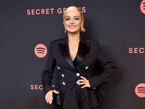Bebe Rexha Geram, Usir Penonton yang Lempar Barang ke Panggung Bebe Rexha Geram, Usir Penonton yang Lempar Barang ke Panggung