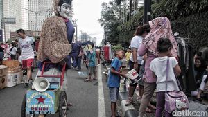 Potret Miris Anak-anak Pengamen Ondel-ondel di Ibu Kota