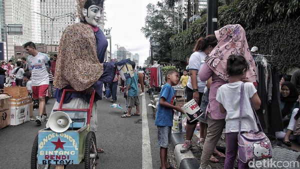 Potret Miris Anak-anak Pengamen Ondel-ondel di Ibu Kota