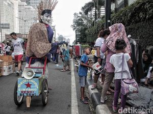 Potret Miris Anak-anak Pengamen Ondel-ondel di Ibu Kota
