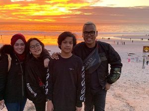 Sering Naik Angkot Bareng Anak-anak, Uya Kuya Maskeran Sering Naik Angkot Bareng Anak-anak, Uya Kuya Maskeran