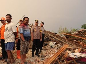 Bocah Tewas dan 120 Bangunan Rusak Akibat Puting Beliung di Cirebon Bocah Tewas dan 120 Bangunan Rusak Akibat Puting Beliung di Cirebon