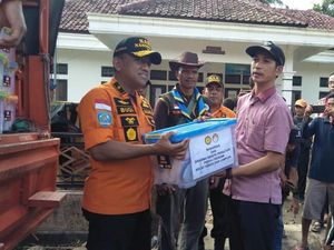 Basarnas Beri Bantuan ke Desa Terdampak Parah Tsunami di Banten
