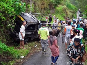 Pikap Angkut 27 Petakziah Hantam Tebing di Pasuruan, Satu Orang Tewas