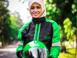 Cerita Para Srikandi Grab yang Rela Panas-panasan di Jalan