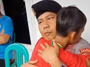 Momen Haru, Polisi Beri Pelukan Hangat Anak Korban Tsunami Banten
