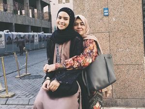 Gaya Hijab Maudy Ayunda saat Umrah, Simpel Tapi Menawan