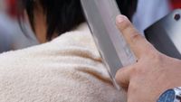 Ragam Ekspresi Orang-orang Saat Mencoba Pijat Pakai Pisau