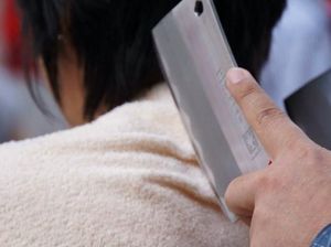 Ragam Ekspresi Orang-orang Saat Mencoba Pijat Pakai Pisau Ragam Ekspresi Orang-orang Saat Mencoba Pijat Pakai Pisau