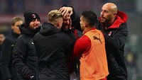 Dalam selebrasinya, Higuain berlari ke pinggir lapangan dan disambut oleh pelukan dari rekan-rekan setimnya di bangku cadangan serta staf pelatih. Foto: Marco Luzzani/Getty Images