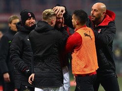 Dalam selebrasinya, Higuain berlari ke pinggir lapangan dan disambut oleh pelukan dari rekan-rekan setimnya di bangku cadangan serta staf pelatih. Foto: Marco Luzzani/Getty Images