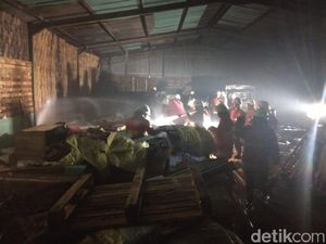 Gudang Kertas di Jambangan Terbakar, Satu Mobil Boks Dilalap Api