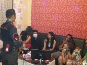 2 Pengunjung Terindikasi Narkoba Saat Razia Tempat Karaoke Situbondo 2 Pengunjung Terindikasi Narkoba Saat Razia Tempat Karaoke Situbondo