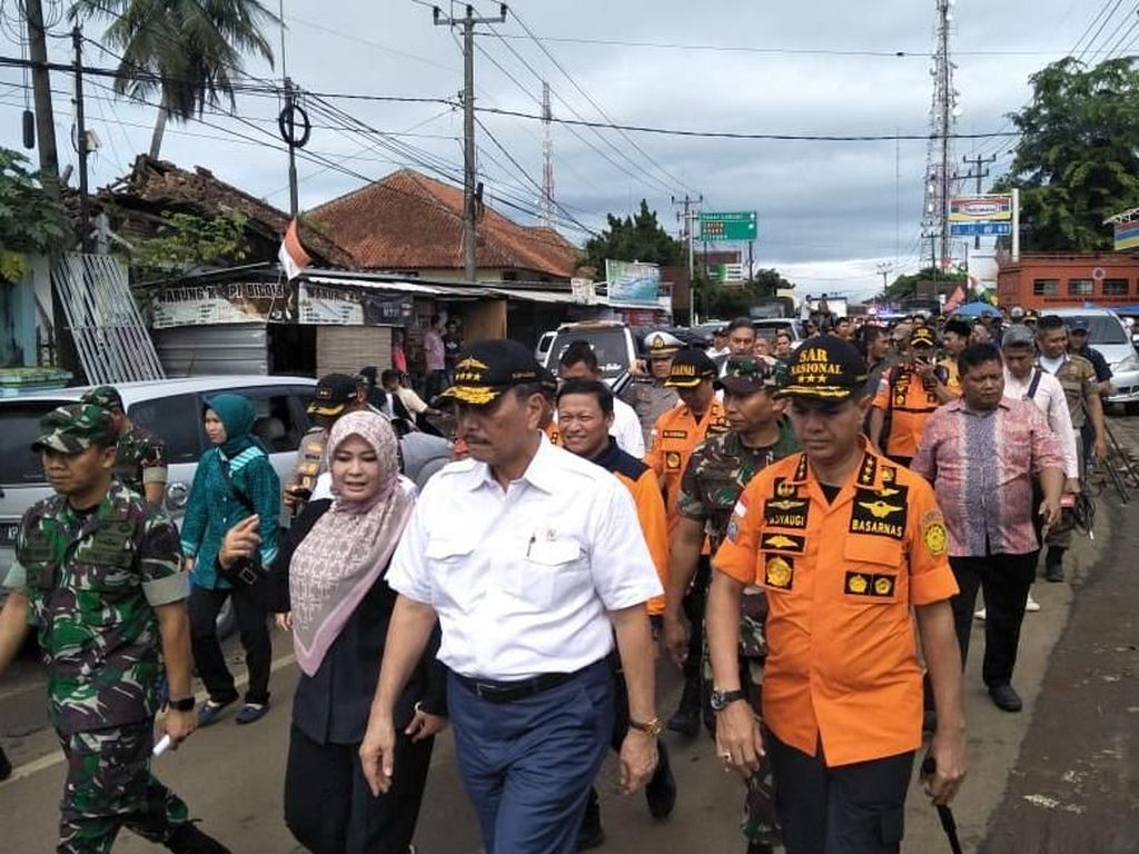 Luhut Apresiasi Basarnas dalam Tangani Tsunami Selat Sunda Luhut Apresiasi Basarnas dalam Tangani Tsunami Selat Sunda