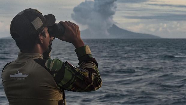 Prajurit KRI Torani 860 mengamati aktivitas Gunung Anak Krakatau saat erupsi di Perairan Selat Sunda, Jumat (28/12/2018). Petugas pos pengamatan Gunung Anak Krakatau mencatat ada sembilan kali letusan dalam satu menit. Jumlah ini menurun dibanding hari sebelumnya yang terjadi letusan14 kali per menit. ANTARA FOTO/Muhammad Adimaja/hp.