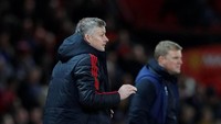Manajer interim Ole Gunnar Solskjaer memberikan pengarahan kepada para pemain MU. Reuters/Phil Noble.