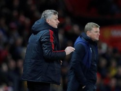 Manajer interim Ole Gunnar Solskjaer memberikan pengarahan kepada para pemain MU. Reuters/Phil Noble.