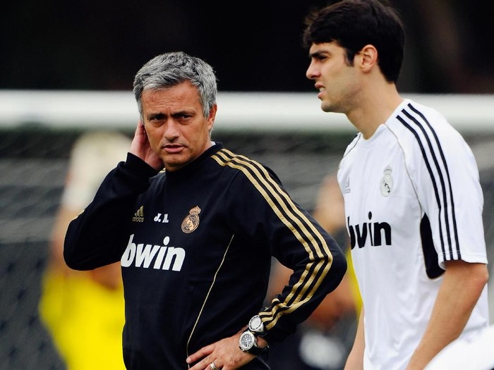 LOS ANGELES, CA - JULY 13:  Real Madrid coach Jose Mourinho speaks with forward Kaka #8 during a training session on the campus of UCLA on July 13, 2011 in Los Angeles, California.  Real Madrid will play their next friendly soccer match against the Los Angeles Galaxy on Saturday.  (Photo by Kevork Djansezian/Getty Images)