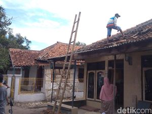 Warga Panguragan Cirebon Bersihkan Puing-puing Pasca-Puting Beliung