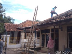 Warga Panguragan Cirebon Bersihkan Puing-puing Pasca-Puting Beliung