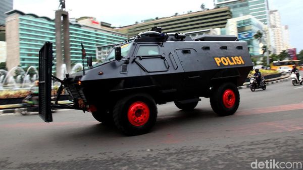 Polisi Kerahkan Kendaraan Taktis di Bundaran HI