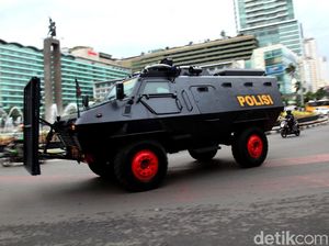 Polisi Kerahkan Kendaraan Taktis di Bundaran HI Polisi Kerahkan Kendaraan Taktis di Bundaran HI