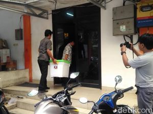 Geledah Satker SPAM, KPK Sita 4 Koper dan 3 Boks Barang Bukti Geledah Satker SPAM, KPK Sita 4 Koper dan 3 Boks Barang Bukti