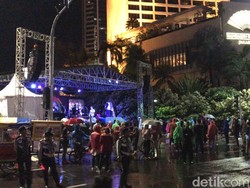 Rayakan Tahun Baru, Warga Mulai Berdatangan ke Bundaran HI