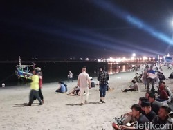 Cuaca Buruk Tak Hambat Warga Rayakan Tahun Baru di Pantai Ancol