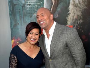 So Sweet! Dwayne Johnson Hadiahi Ibu Rumah Pilihannya di Hari Natal