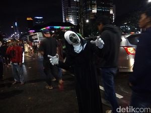 Ada Valak hingga Kuntilanak Ramaikan Tahun Baru di Monas