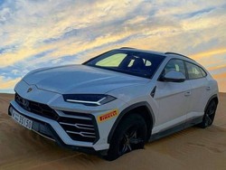Nggak Takut Rusak, Lamborghini Urus Bermain di Pasir