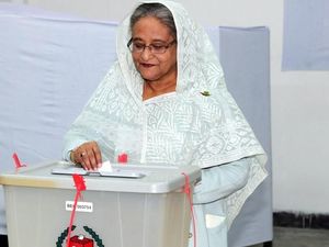 Bocah 15 Tahun Bernama Emon Ditangkap karena Mengkritik PM Bangladesh Bocah 15 Tahun Bernama Emon Ditangkap karena Mengkritik PM Bangladesh