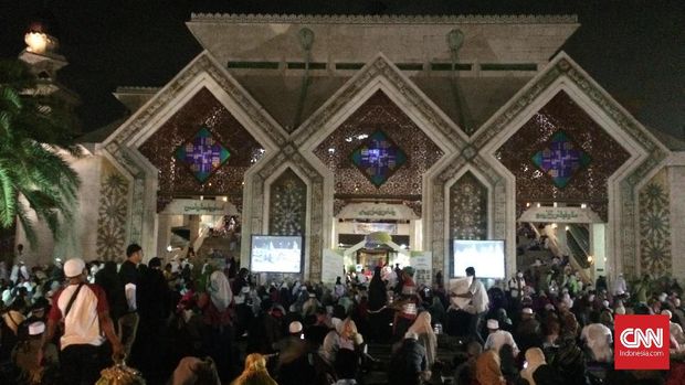 Masyarakat Berbagai Kalangan Hadiri Zikir Nasional di At-Tiin