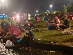 Rayakan Tahun Baru, Warga Gelar Tikar di Monas