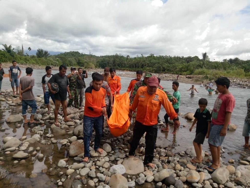 Kena Air Bah, Pencari Ikan di Sumbar Ditemukan Tewas Kena Air Bah, Pencari Ikan di Sumbar Ditemukan Tewas