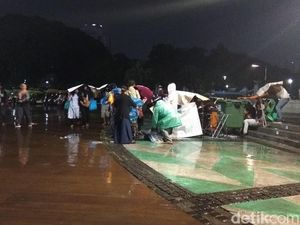 Hujan di Monas Jelang Tahun Baru Tak Surutkan Animo Warga