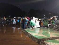 Hujan di Monas Jelang Tahun Baru Tak Surutkan Animo Warga