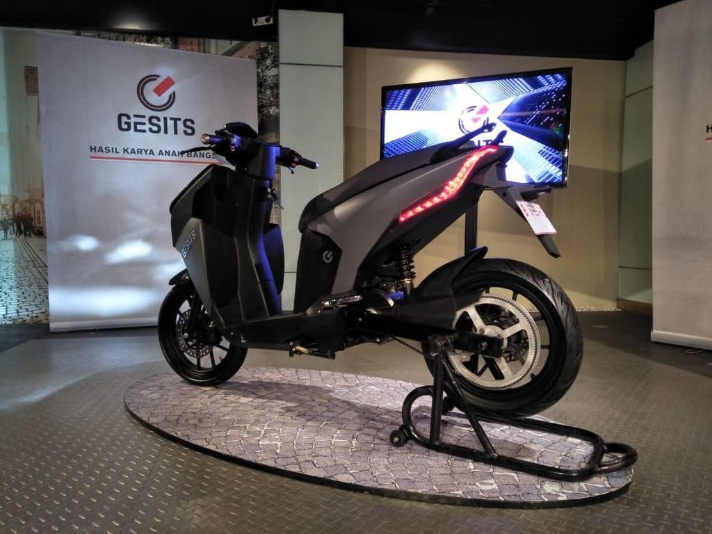 November Dijajal Jokowi, 5.000 Motor Gesits Lahir Januari 2019 November Dijajal Jokowi, 5.000 Motor Gesits Lahir Januari 2019
