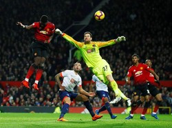 Paul Pogba melesakkan gol keduanya saat laga masuk menit 33. Kali ini dia menjebol gawang Bournemouth menggunakan kepalanya meneruskan umpan Ander Herrera. Reuters/Jason Cairnduff.