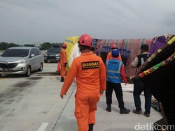 Ada Truk Terguling, Tol Pekalongan Arah Jakarta Macet 2 Km