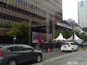 Panggung Car Free Night Mulai Didirikan, Makan 2 Lajur Jalan MH Thamrin Panggung Car Free Night Mulai Didirikan, Makan 2 Lajur Jalan MH Thamrin