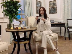 Manis Banget! 10 Momen Jessica Jung Afternoon Tea hingga Cicip Pizza