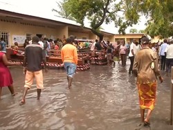Rakyat Kongo Menerjang Banjir Demi Sumbang Hak Suara